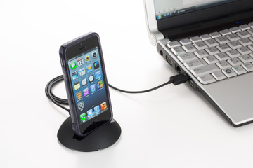 「SoftBank SELECTION」からiPhone 5専用Dock型スタンドなど……8日から発売 画像