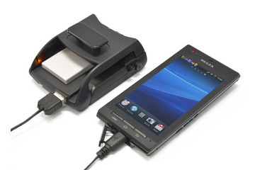 さまざまな端子形状に対応したデジカメバッテリ用充電器……スマホの充電も可能 画像