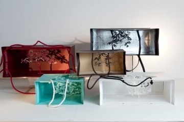 ヴィトンやシャネルの紙袋が美しい木のアートに……照屋勇賢 2月10日まで 画像