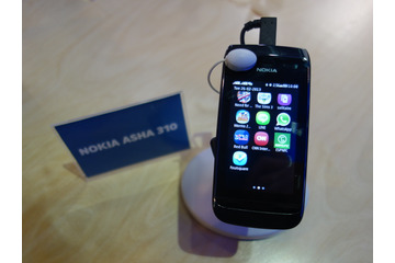 【MWC 2013 Vol.25】体験版LINEをインストールした「Asha」……Nokiaブースで発見 画像