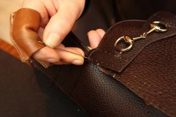 シューズアルチザンコーナーで職人が実演 3月10日まで 画像