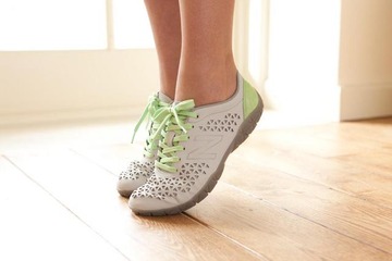 ニューバランス、「はだし」をコンセプトにした女性向け「natural（ナチュラル）」コレクション発表 画像