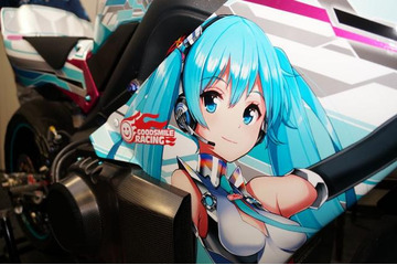 初音ミク、痛単車でマン島TTレースに挑戦 画像