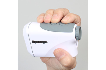 ゴルフでピンまでの距離を測るのに便利! ハンディサイズの計測器 画像