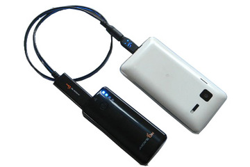 1台でスマホ2~3回分を充電、別売ドッキング収納ボックスで大容量化できる補助バッテリ 画像