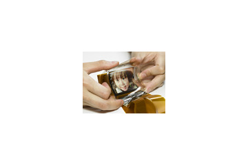 曲げられるディスプレイが実現! ソニー、プラスティックフィルム基板のフルカラー有機ELディスプレイ 画像
