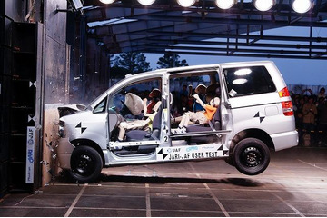 実車を使った衝突試験の公開 画像