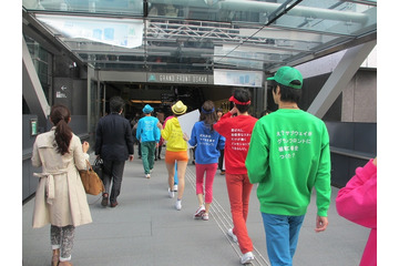 謎の集団“うわさ話広め隊”が、グランフロント大阪を練り歩く！ 画像