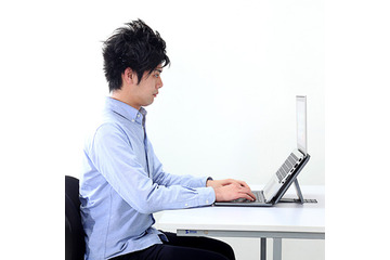 ノートPCにノートPCを取り付けるように? キーボード内蔵ノートPCスタンド 画像