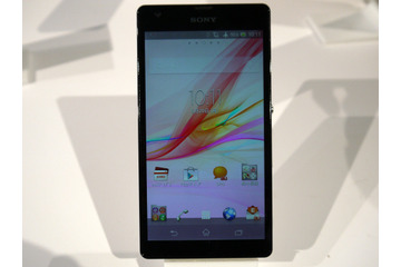 【au 2013夏モデル】持ちやすさにこだわり抜いた「Xperia UL」 画像