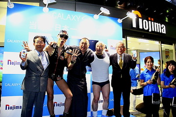 GALAXY S4を日本一早く販売……ノジマ六本木店での深夜イベントにHGも「フォー!」で祝福 画像