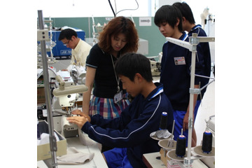 ワールド、「トライやる・ウィーク」にて中学生と衣装作り 6月3-7日 画像