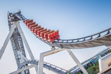 高さ43mから真っ逆さま! USJの“後ろ向き”絶叫コースターが9月30日まで延長 画像