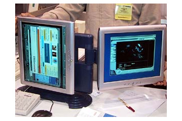 [COMDEX Fall 2002速報（現地21日）]変わりダネ（2）〜ウェアラブルPC／PC作業環境の追求／デュアルモニタPC 画像