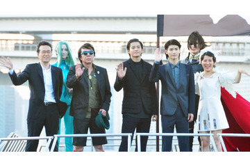 小栗旬&三浦春馬、松本零士デザインの船に海賊旗を掲げ東京湾をクルーズ! 画像