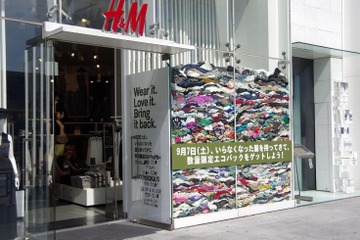 H＆M原宿店、ショーウィンドウが古着でいっぱい！ 画像