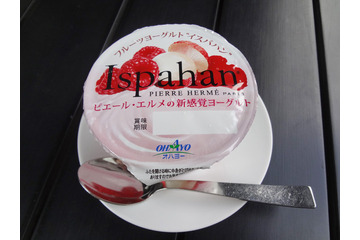 ピエール・エルメ、オハヨーとコラボ、イスパハンヨーグルト限定発売 画像