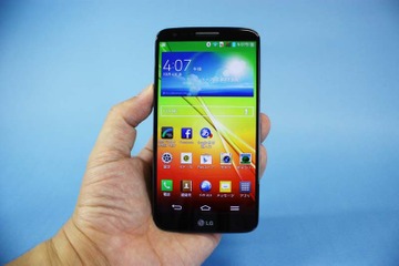 【木暮祐一のモバイルウォッチ】第38回 Androidスマホのフラッグシップになるか？LG G2速攻レビュー 画像