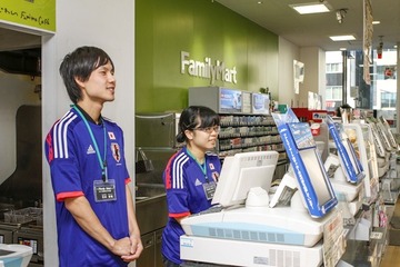 コンビニがSAMURAI BLUEの新ユニフォームで接客 画像