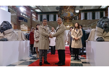 日本橋三越のライオン、サンヨーコートで防寒　お披露目 画像