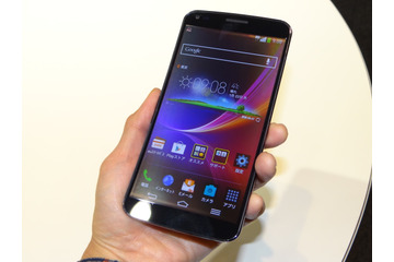 【au2014年春モデル】日本初登場の曲面ディスプレイ採用「LG G Flex LGL23」……25日発売、通話時は顔にフィット 画像