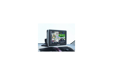 ソニー、ダッシュボードに簡単に取り付けられるポータブルナビゲーションシステム——4.8型ワイド液晶搭載 画像