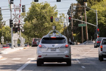 Google、「自動運転カープロジェクト」の動画公開……市街地で工事や自転車、歩行者にも対処 画像