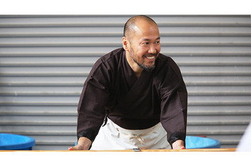井上雄彦、伝統文化を体験し「腰が痛い…」 ギネス超えの“巨大和紙”作りに挑戦! 画像