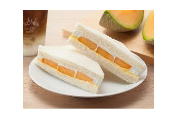 旬の夕張メロンを使用したベーカリーとスイーツ ローソン 画像