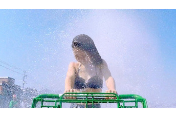 ショッピングカートに乗って水しぶきに突っ込む! CMを体験 画像