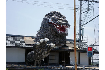 なんだコリャ！民家の屋根を突き破るゴジラが話題 画像