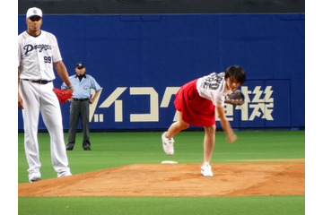 清野菜名が始球式!綺麗なフォームにベンチから驚きの声 画像