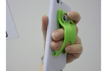 【ギフト・ショー 2014 Vol.5】片手スマホ操作を支える、ユニークな人型フィンガーバンド 画像
