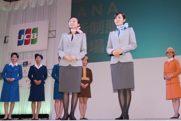【ツーリズムEXPOジャパン】ANA、客室乗務員の新旧制服が勢揃い 画像