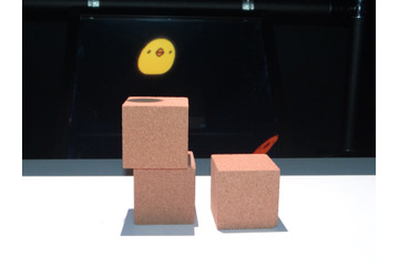 【CEATEC 2014 Vol.18】空中に浮かぶ「でるキャラ」と遊ぼう!東大が空中表示デバイス「AI plate」を使って開発 画像