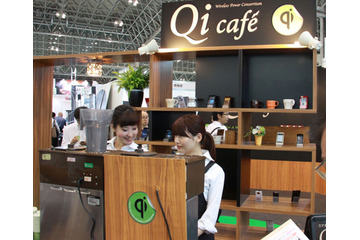 【CEATEC 2014　Vol.47】会場内でコーヒーを飲みながらスマホの充電ができるスポットがある――Qi 画像