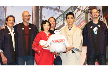 ディズニー『ベイマックス』がついに来日!菅野美穂&小泉孝太郎、着物姿でお出迎え 画像
