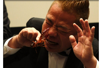 出川哲朗、鼻ザリガニ芸で鼻血、悲鳴!(動画) 画像