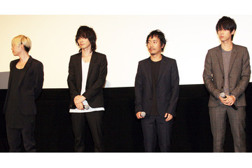 『寄生獣』舞台挨拶にBUMP OF CHICKEN登場! 藤原「手汗がすごい…」 画像