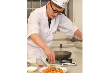 ロバート馬場、プロ並みの腕前披露! 台湾の祝宴料理をつくる 画像