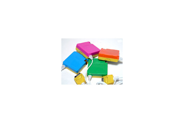 ケイタイ用ハンズフリーイヤホン/ACアダプタのセット——価格1,480円 画像