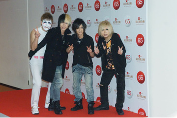 ゴールデンボンバー、紅白ステージ上で髪を刈るパフォーマンス 画像