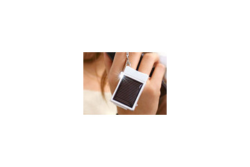 世界初のケータイ用ソーラー充電器ストラップ! 繰り返し500回充電可能で1,995円 画像