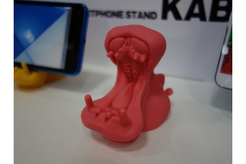 【ギフト・ショー春2015 Vol.4】東洋ケースがカバ型スマホスタンド展示 画像