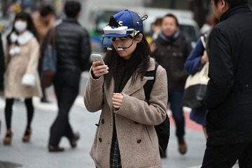 「ながらスマホ」の危険性を検証した動画、JAFが公開 画像