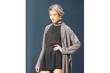 【東京ガールズコレクション2015 S/S】山田優が出産後・初ランウェイ! 銀髪&変わらぬプロポーション披露 画像