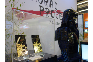 【MWC 2015 Vol.53】Windows Phoneやハイスペック“蒔絵”スマホ!初出展のfreetelブースが盛況 画像