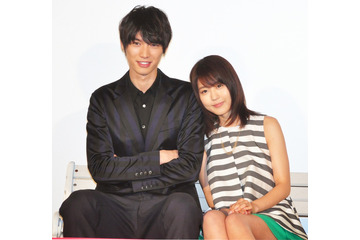 有村架純、福士蒼汰に“肩ズン”でファン喝采! 話題の“袖クル”も? 画像