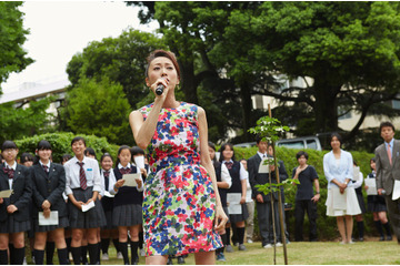 一青窈、“百年続いた”ハナミズキの前で…園芸高校式典で熱唱！ 画像