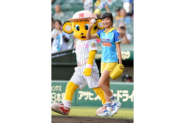 こじるり、甲子園始球式で大胆フォームのノーバウンド!「思ったところにボールがいった」 画像